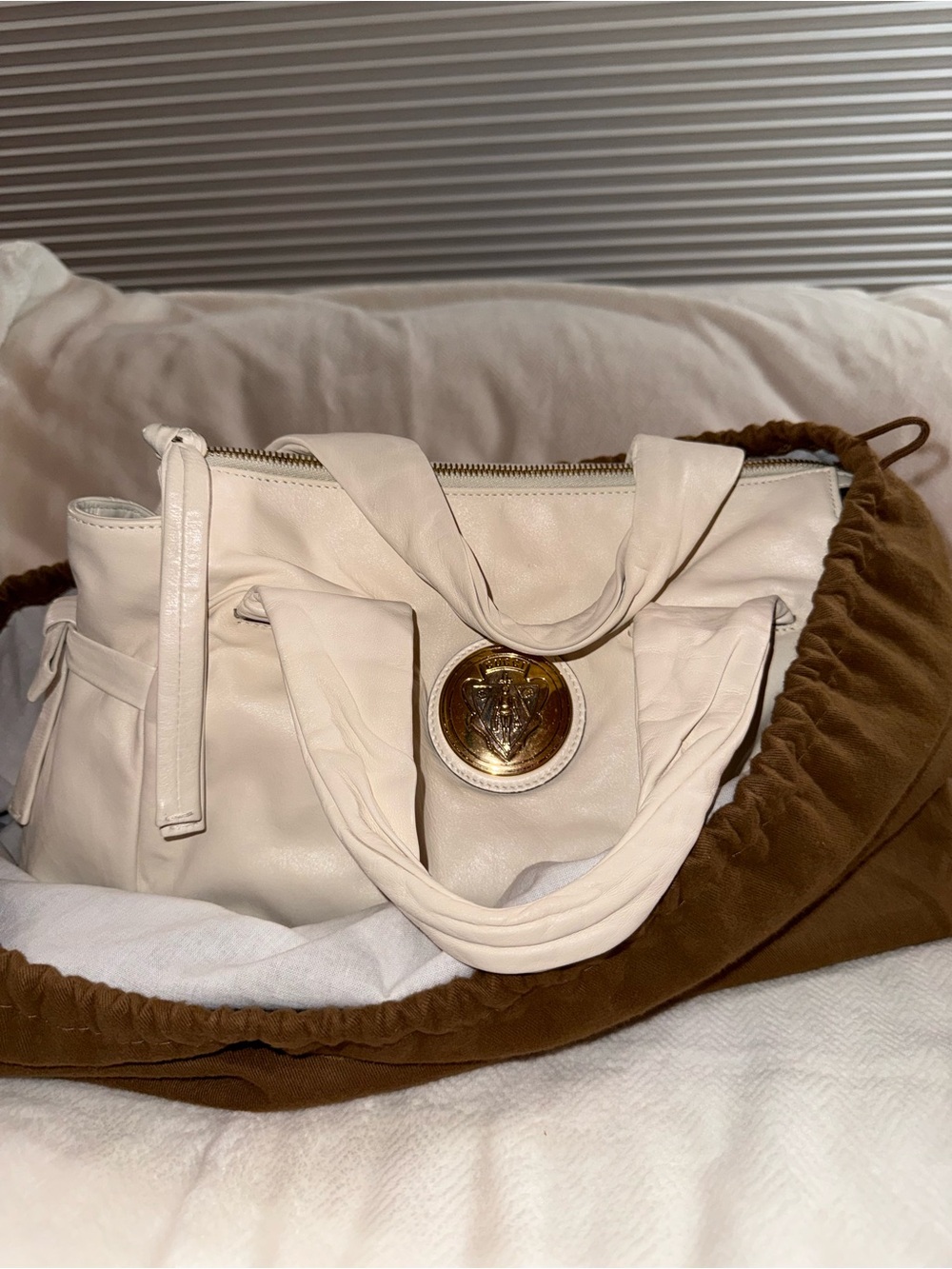 Gucci Hysteria White Leather Shoulder Bag with Gold Emblem